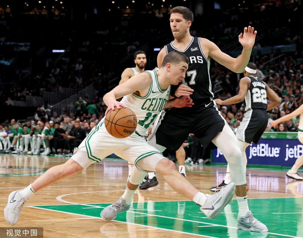 柏林联合球员被远射击中喉咙呼吸困难，被救护车送往医院.